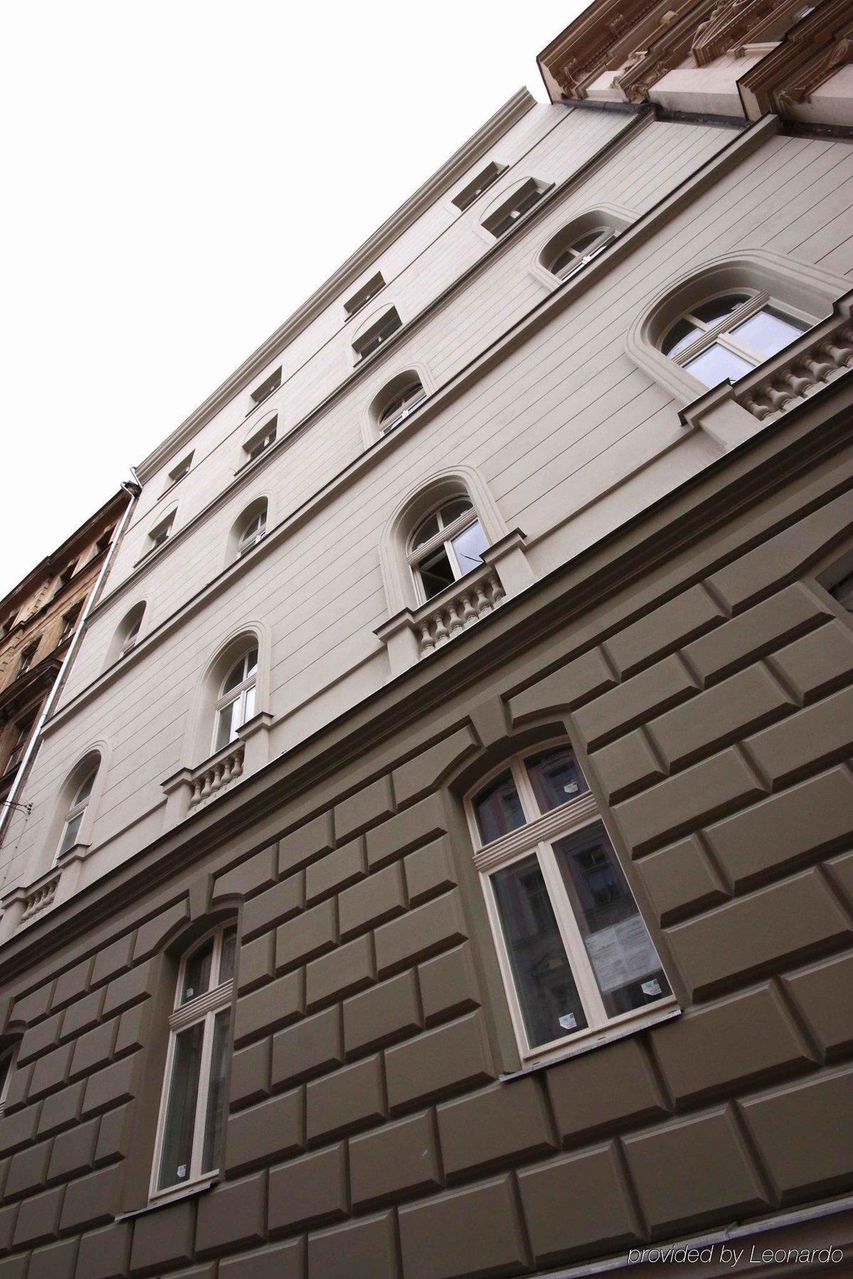 Pure White Hotel Praga Exterior foto