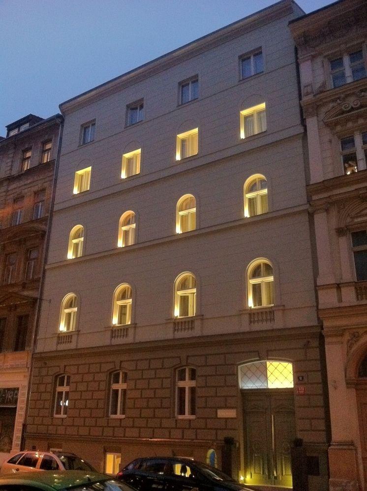Pure White Hotel Praga Exterior foto